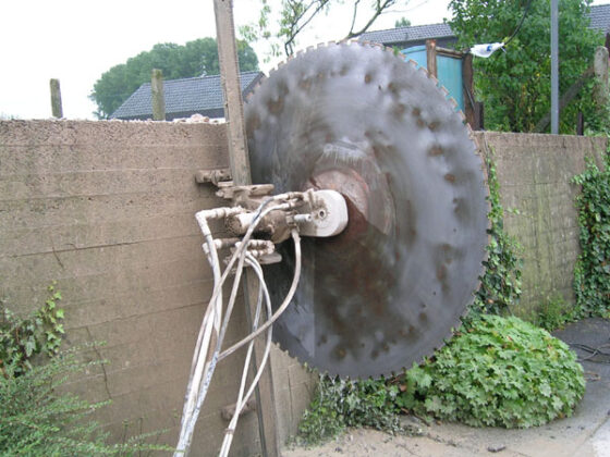 Foto von Sägetechnik an Mauer